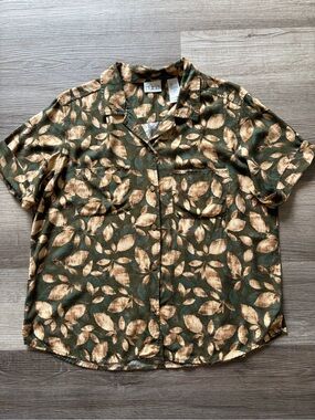 Relaxed Olive Short-Sleeve Button-Up Blouse with Tan Leaf Print